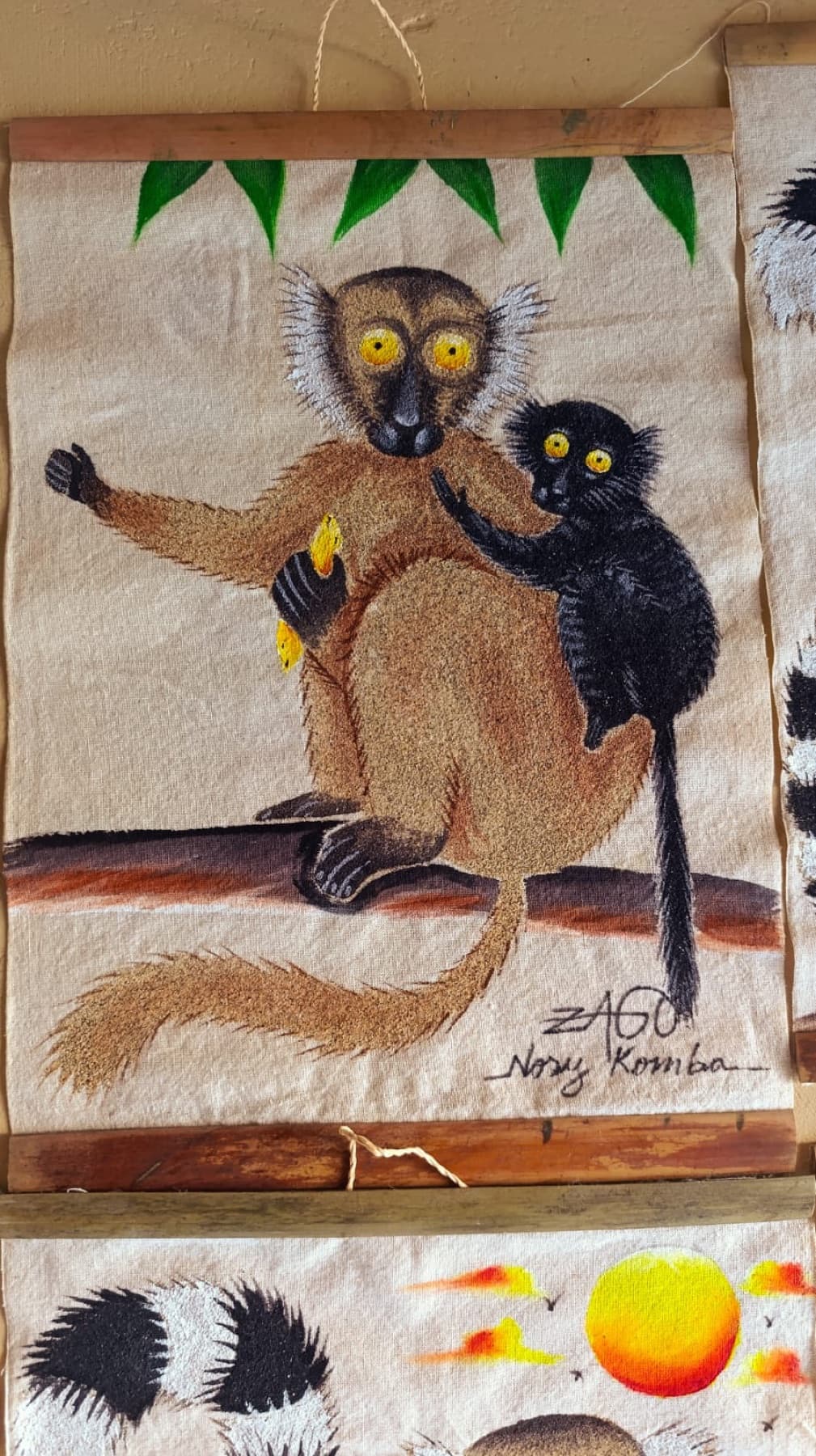 Peinture d'une femelle lémurien au pelage brun assise sur une branche, portant contre elle un jeune lémurien noir, tous deux aux grands yeux orange.