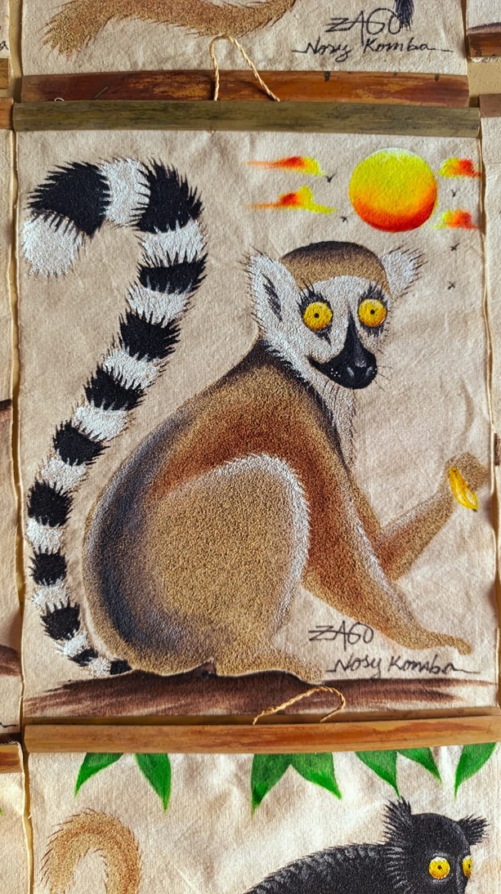 Peinture d'un maki catta à la longue queue annelée noir et blanc, assis de profil sur une branche, devant un soleil orange rayonnant.